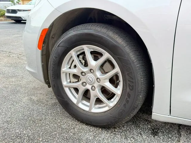 Chrysler Pacifica photo 12