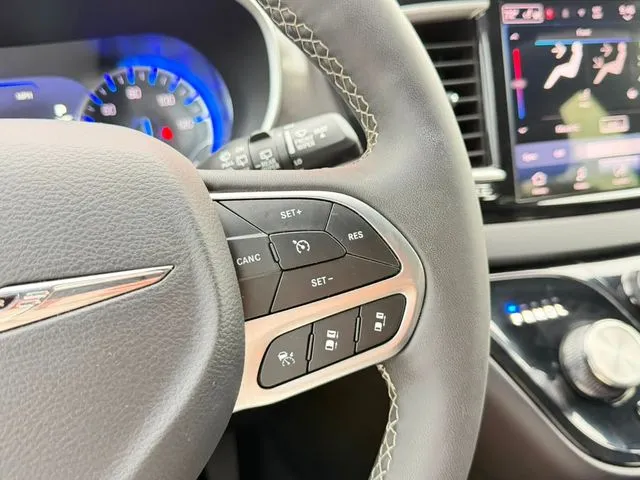 Chrysler Pacifica photo 22