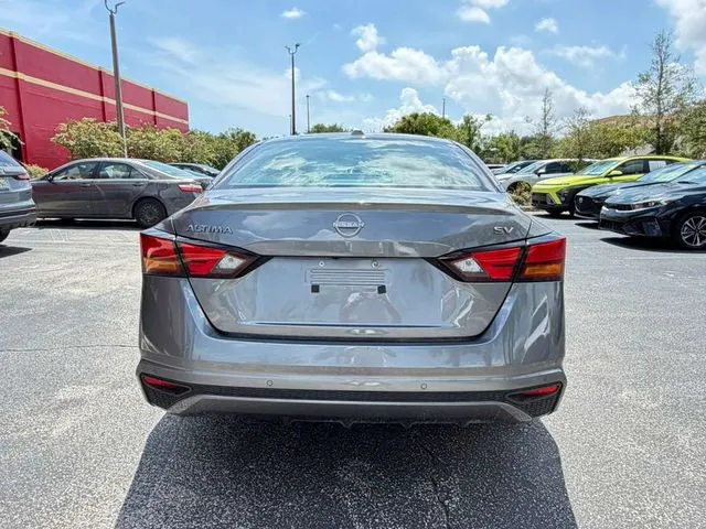 Nissan Altima photo 8