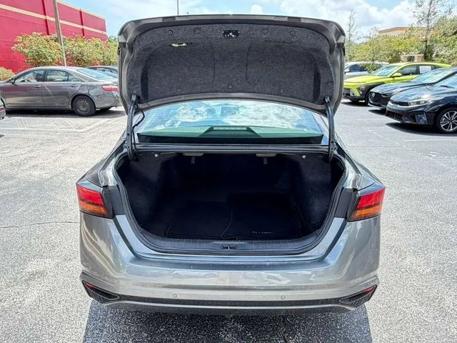 Nissan Altima photo 9