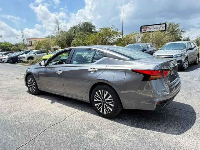 Nissan Altima photo 7