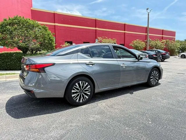 Nissan Altima photo 6
