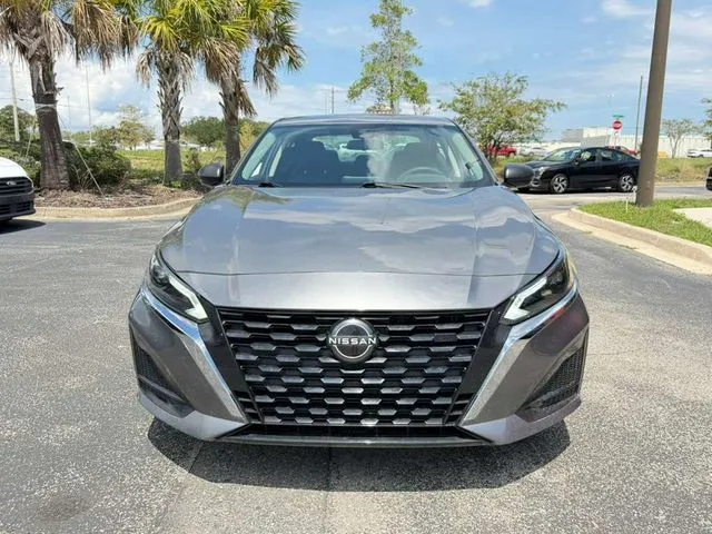 Nissan Altima photo 2