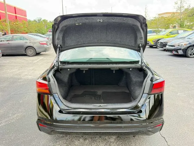 Nissan Altima photo 9