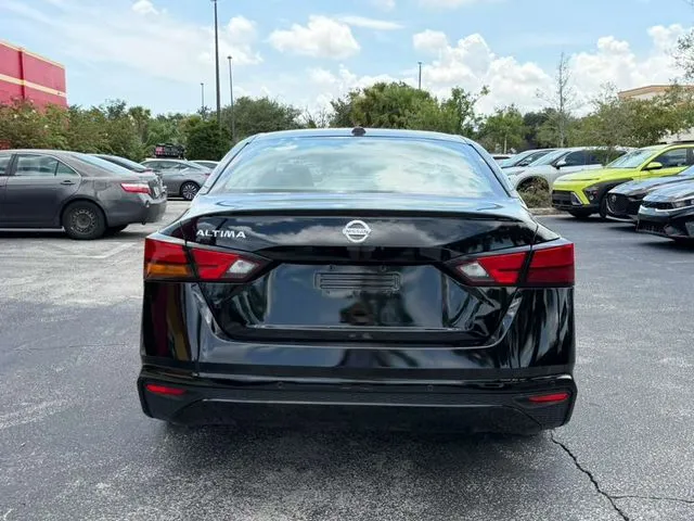 Nissan Altima photo 8