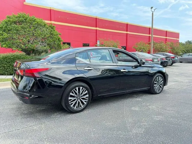 Nissan Altima photo 6
