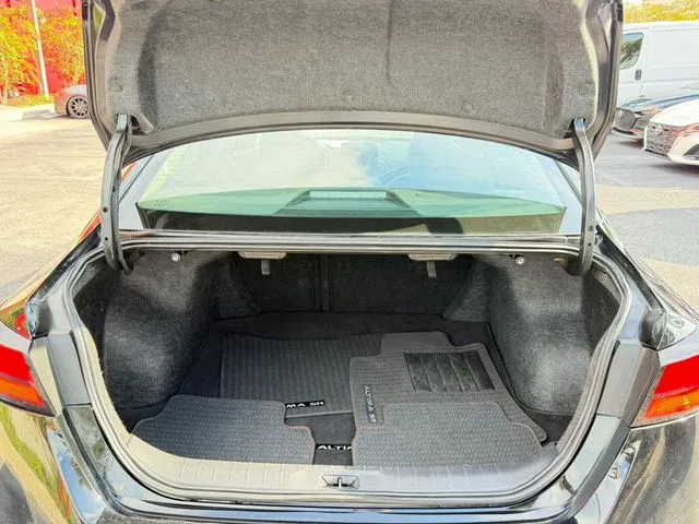 Nissan Altima photo 9