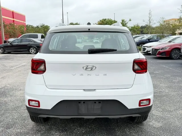 Hyundai Venue photo 8