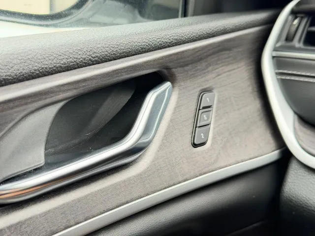 Jeep Grand Cherokee photo 14