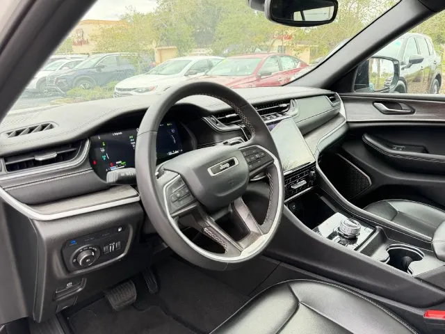 Jeep Grand Cherokee photo 18