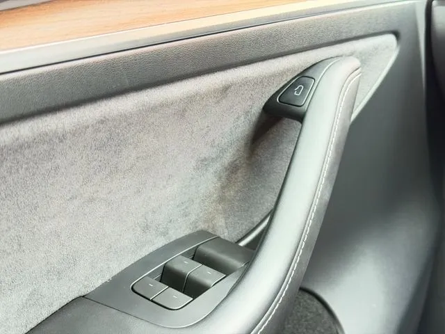 Tesla Model Y photo 21