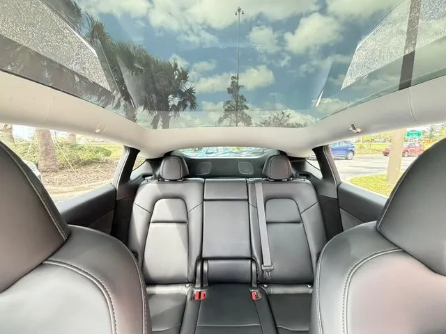 Tesla Model Y photo 26