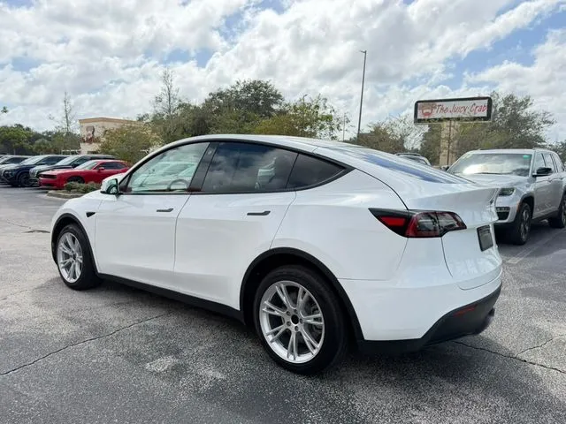 Tesla Model Y photo 7