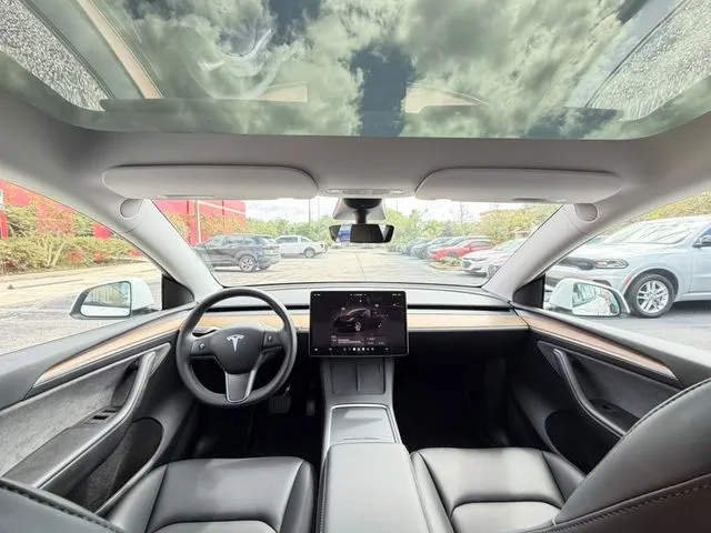 Tesla Model Y photo 12