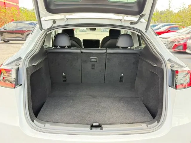 Tesla Model Y photo 9