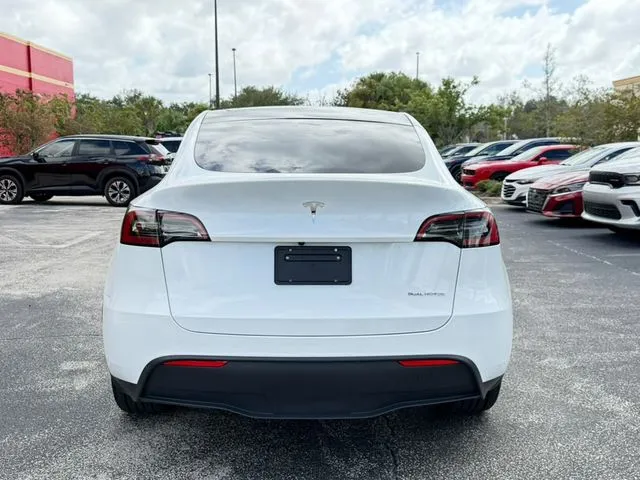 Tesla Model Y photo 8