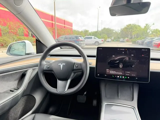 Tesla Model Y photo 25