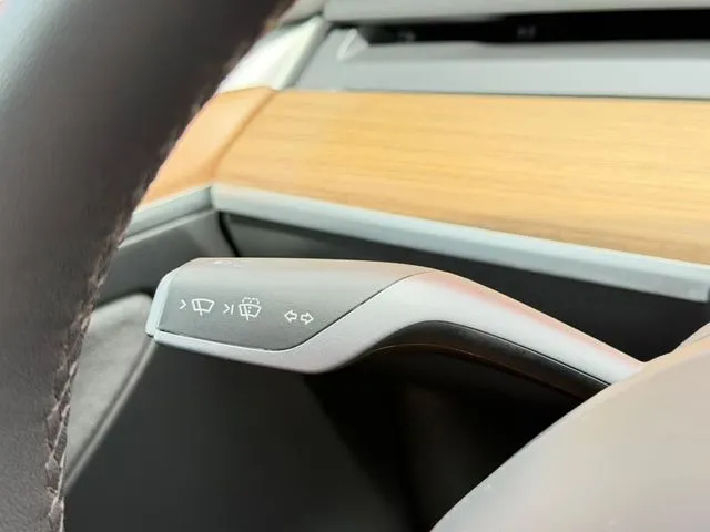 Tesla Model Y photo 18