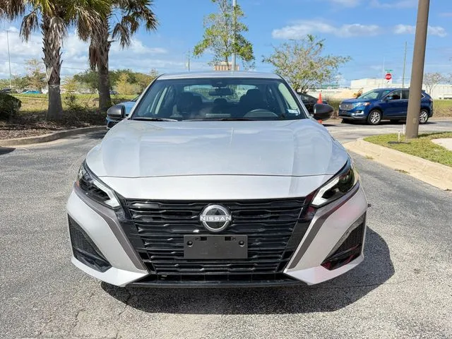 Nissan Altima photo 2