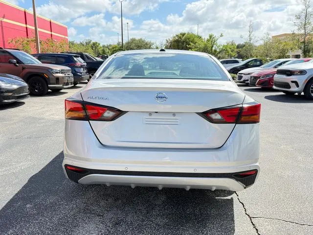 Nissan Altima photo 8