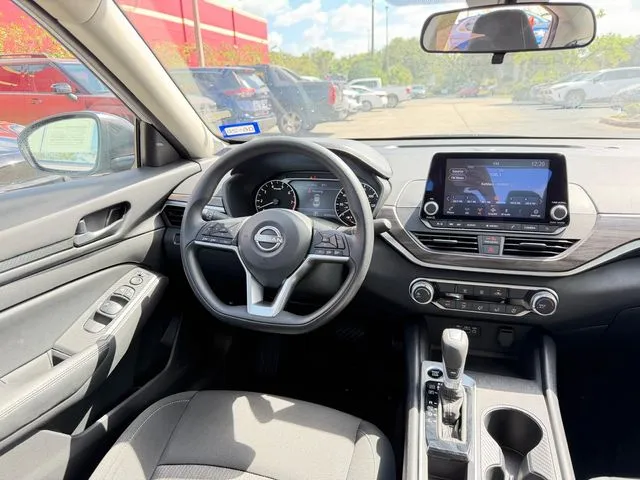 Nissan Altima photo 10