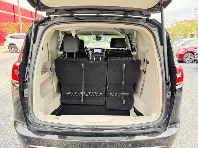Chrysler Pacifica photo 9