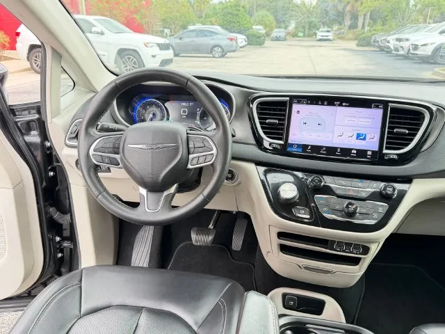 Chrysler Pacifica photo 13
