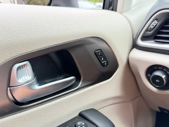 Chrysler Pacifica photo 22