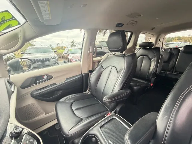 Chrysler Pacifica photo 28