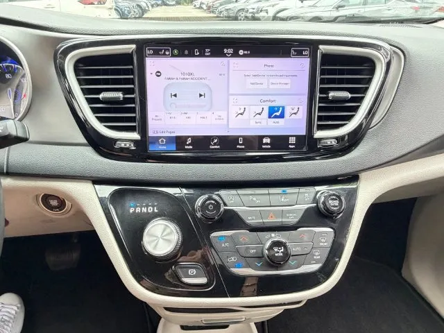 Chrysler Pacifica photo 24
