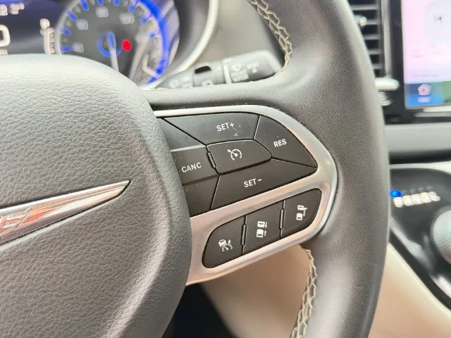 Chrysler Pacifica photo 18
