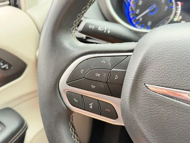 Chrysler Pacifica photo 16