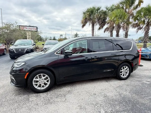 Chrysler Pacifica photo 3