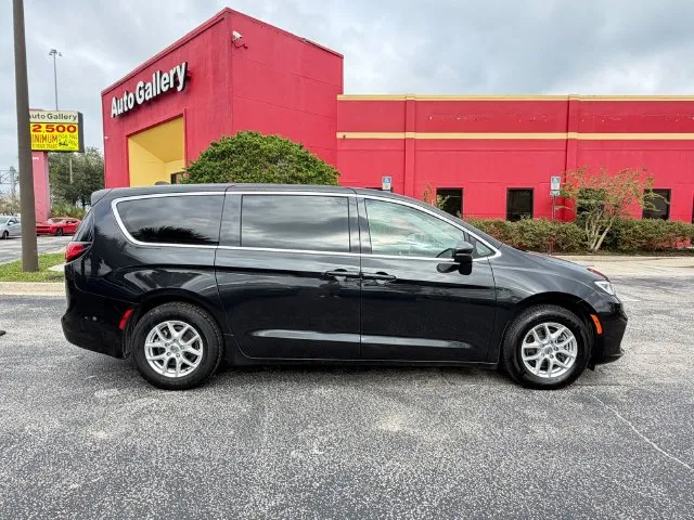 Chrysler Pacifica photo 4