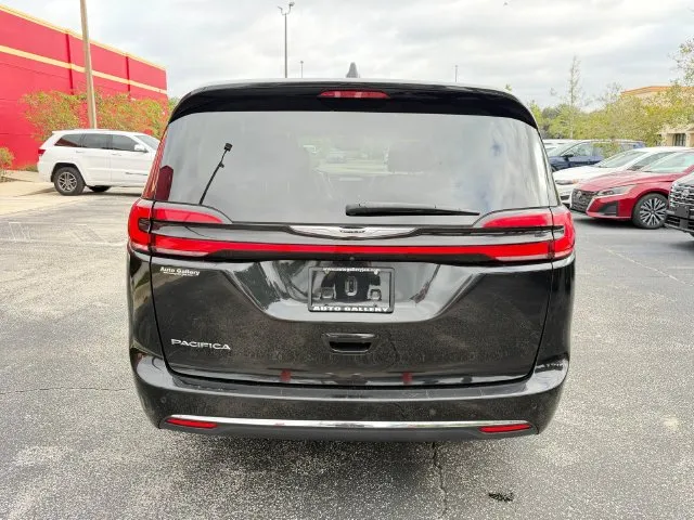 Chrysler Pacifica photo 8