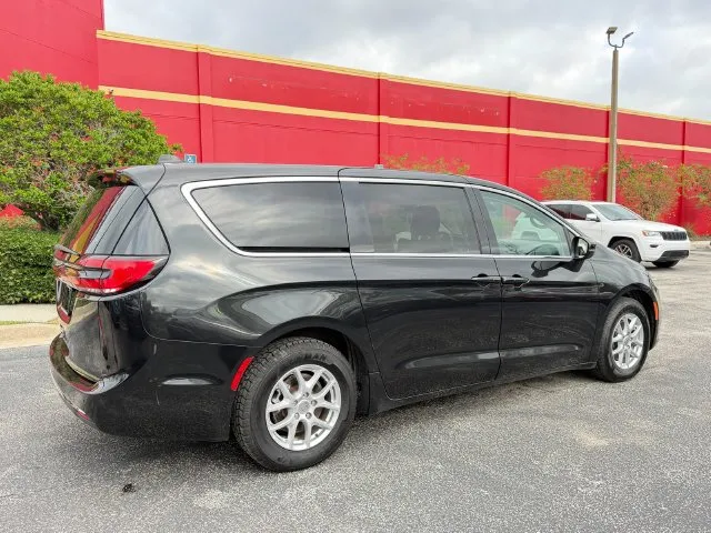 Chrysler Pacifica photo 6