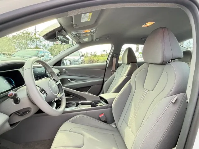 Hyundai Elantra photo 24