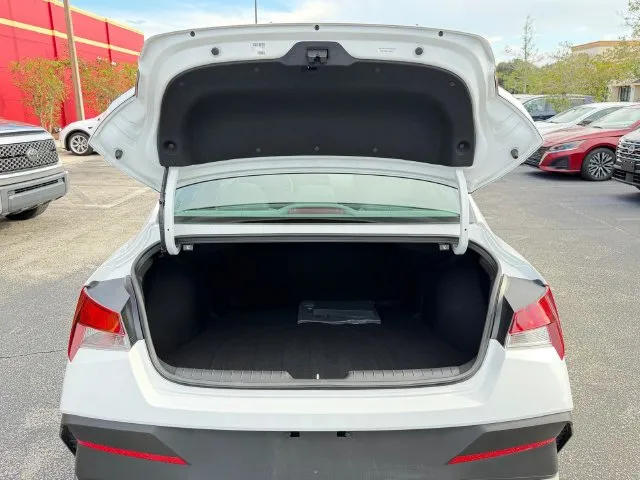Hyundai Elantra photo 9
