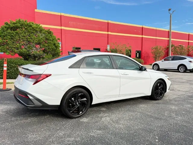 Hyundai Elantra photo 6