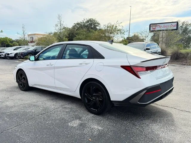 Hyundai Elantra photo 7