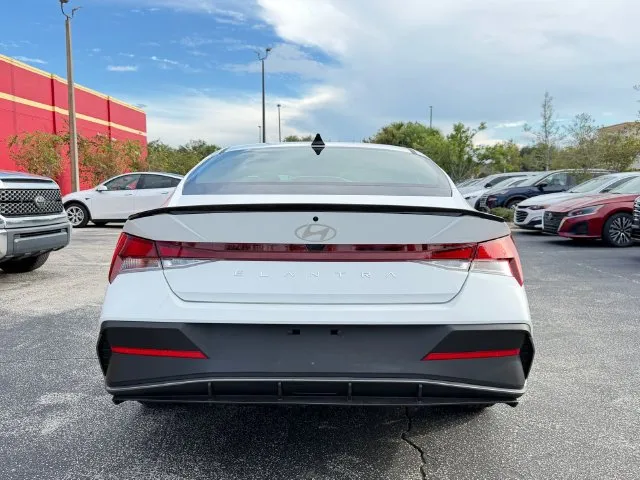 Hyundai Elantra photo 8