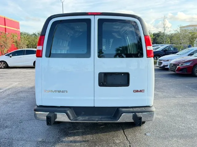 GMC Savana photo 10
