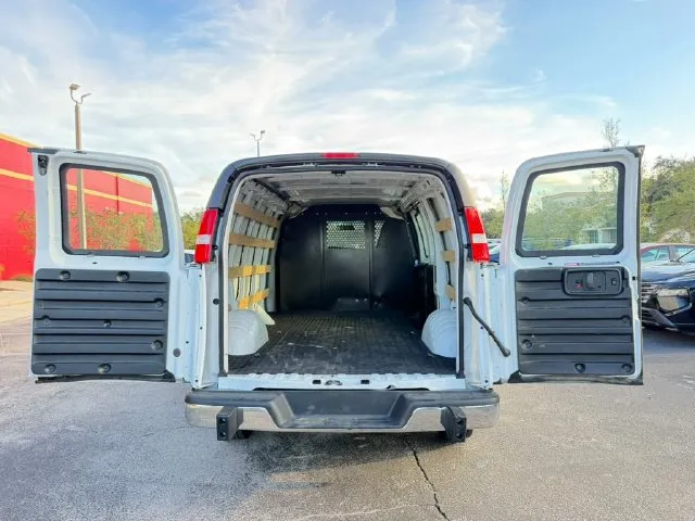 GMC Savana photo 11