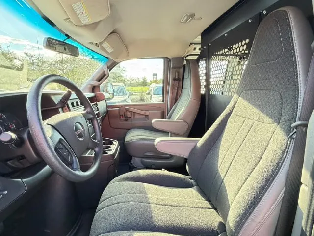 GMC Savana photo 21