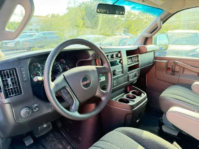 GMC Savana photo 16