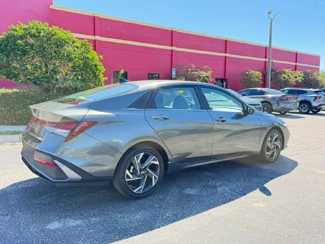Hyundai Elantra photo 6