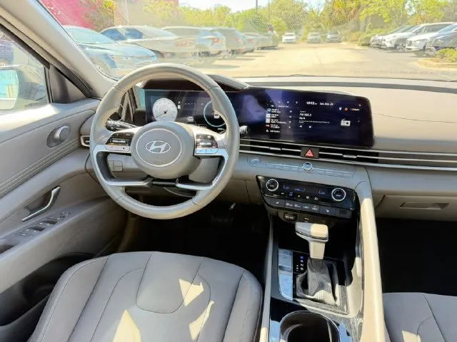 Hyundai Elantra photo 10