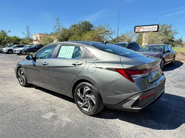 Hyundai Elantra photo 7