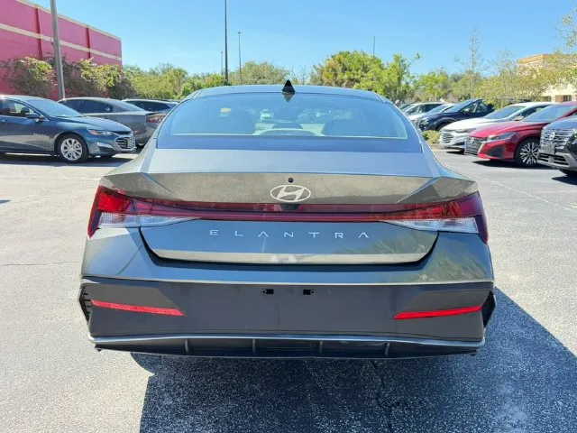 Hyundai Elantra photo 8
