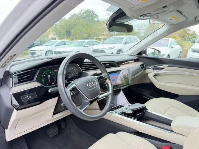 Audi Q8 photo 29